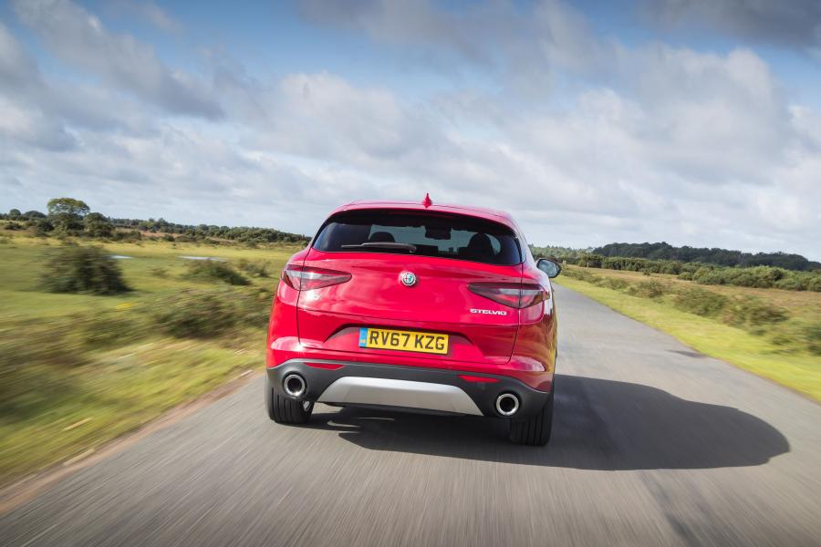  Alfa Romeo Stelvio (949) 2017 года  (UK) (фото 37 из 41)